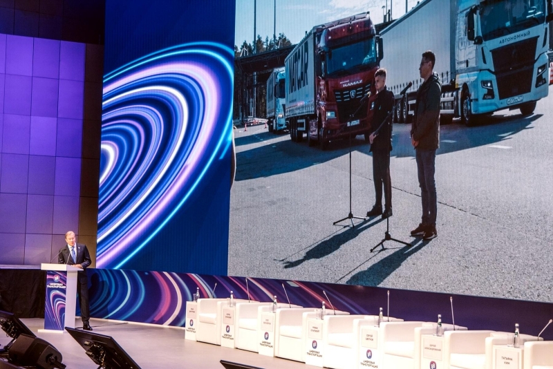 Полностью беспилотные грузовики начали курсировать между Москвой и Санкт-Петербургом