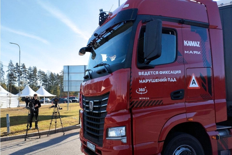 Полностью беспилотные грузовики начали курсировать между Москвой и Санкт-Петербургом