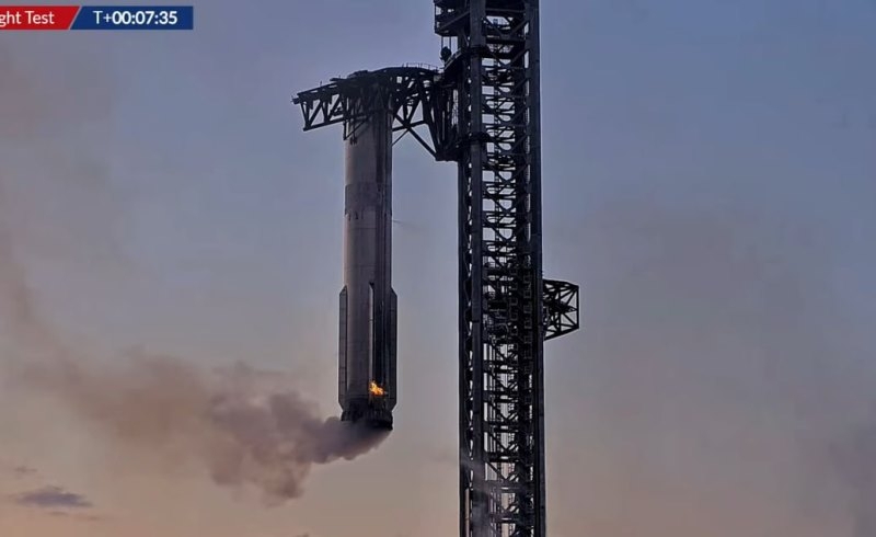 SpaceX снова запустила&nbsp;Starship и поймала его первую ступень с первой попытки