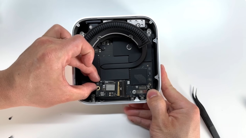 Энтузиасты разобрали новый Apple Mac Mini &mdash; компактный ПК получил съёмный SSD