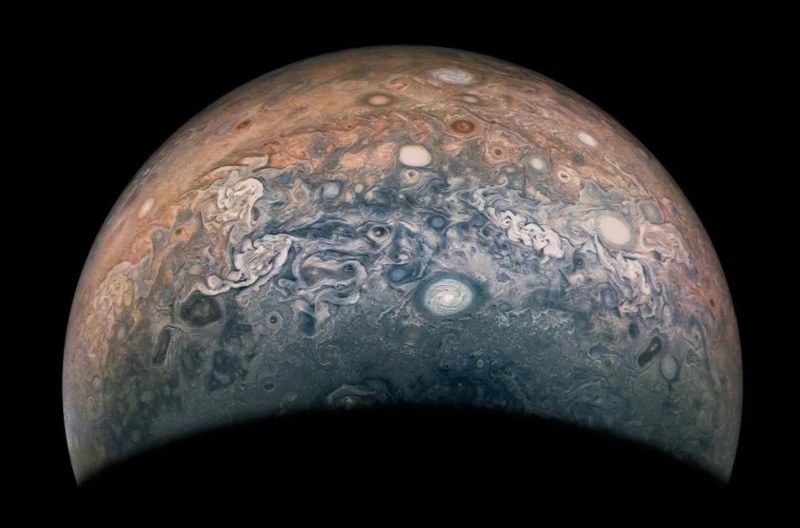 Зонд &laquo;Юнона&raquo; прислал свежие снимки Юпитера, сделанные при последнем сближении с планетой