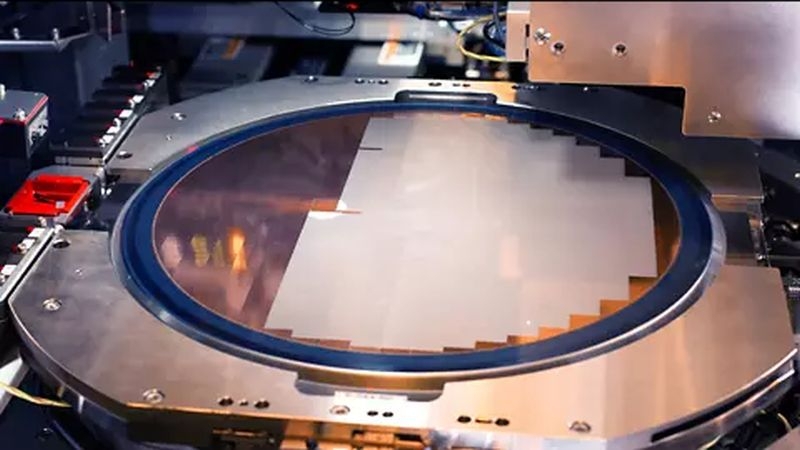 Акции Intel обвалилась на 18 % за неделю с изгнания Гелсингера