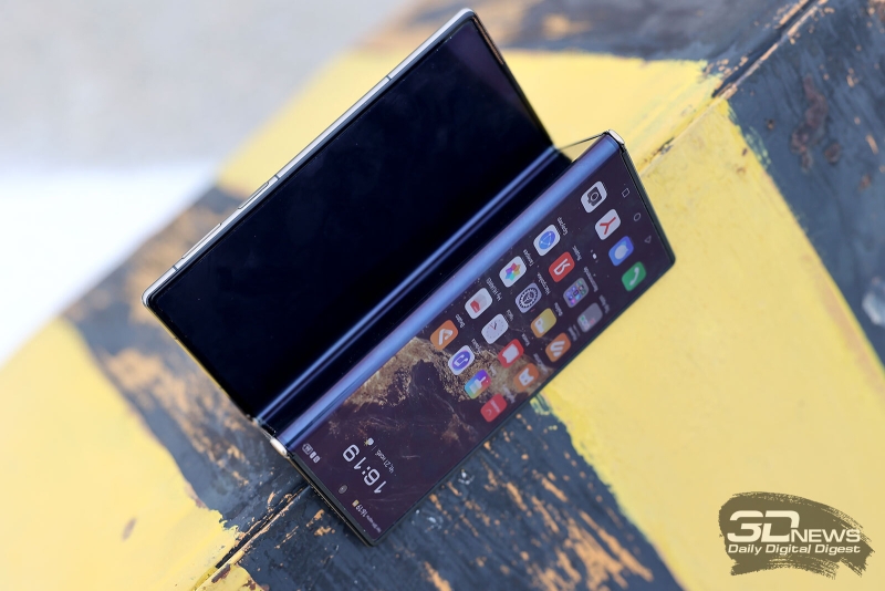 Первый взгляд на тройной складной смартфон HUAWEI Mate XT Ultimate