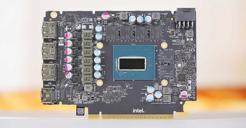 Разборка видеокарты Intel Arc B580 Limited Edition показала асимметричный GPU и замедленную память Samsung