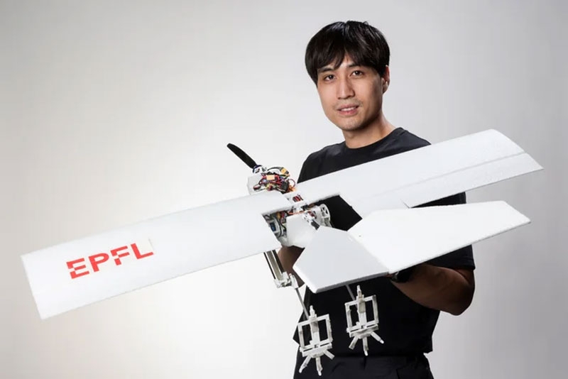 В Швейцарии построили дрон на курьих ножках — он ходит, прыгает и взлетает в прыжке