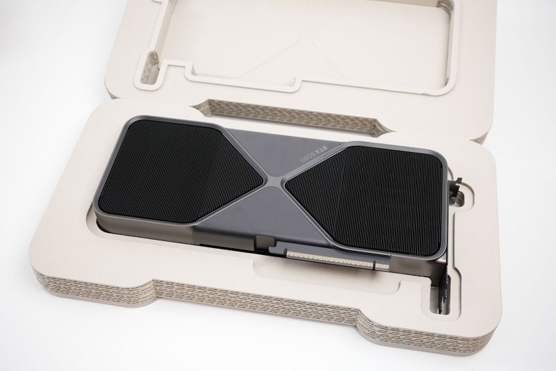 Опубликованы распаковки GeForce RTX 5090 Founders Edition — компактная видеокарта в экологичной коробке