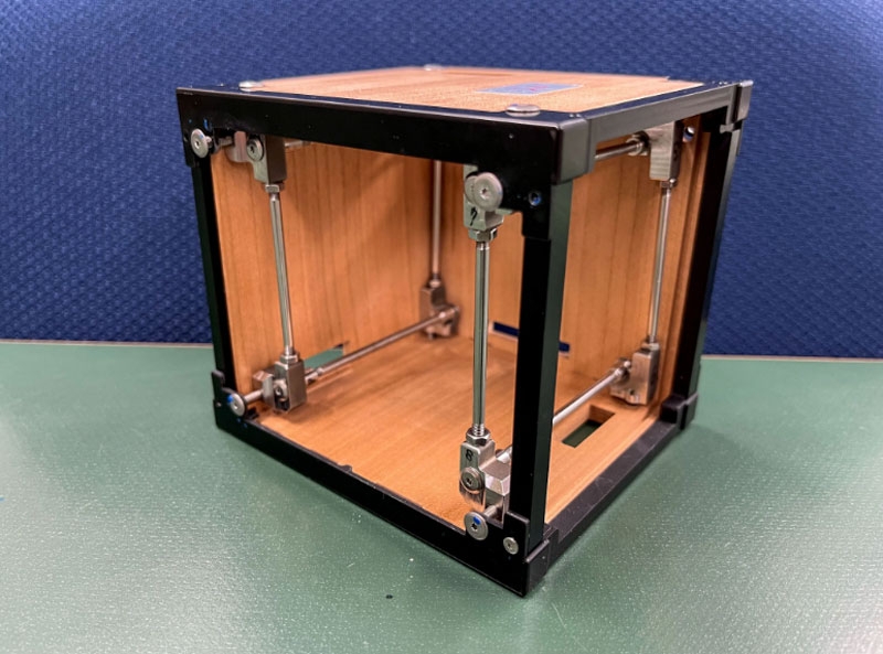 С МКС «выбросили» в открытый космос первый в истории деревянный спутник