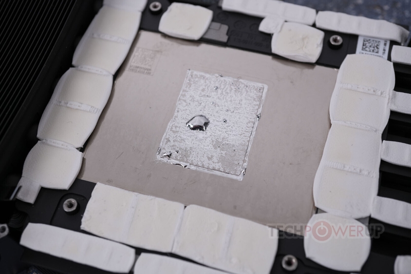 Выяснилось, как замена жидкого металла на термопасту в GeForce RTX 5090 FE влияет на температуру GPU и производительность