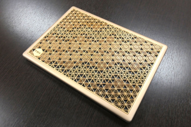 Fujitsu показала уникальный ноутбук с деревянной резной крышкой — в честь выпуска 50 млн компьютеров