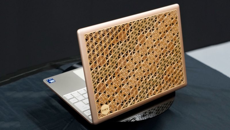 Fujitsu показала уникальный ноутбук с деревянной резной крышкой — в честь выпуска 50 млн компьютеров
