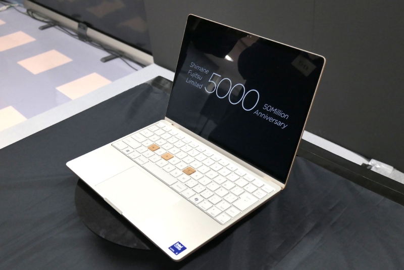 Fujitsu показала уникальный ноутбук с деревянной резной крышкой — в честь выпуска 50 млн компьютеров