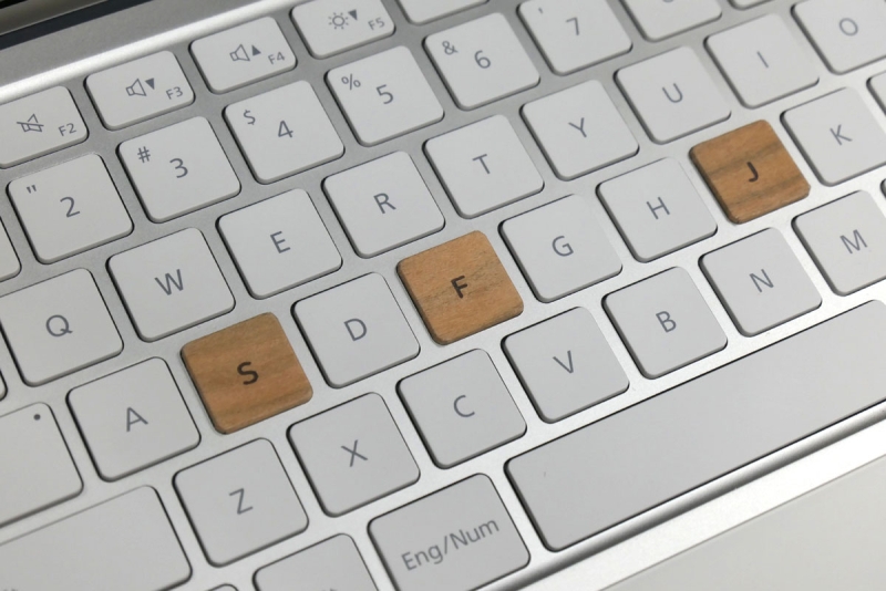 Fujitsu показала уникальный ноутбук с деревянной резной крышкой — в честь выпуска 50 млн компьютеров