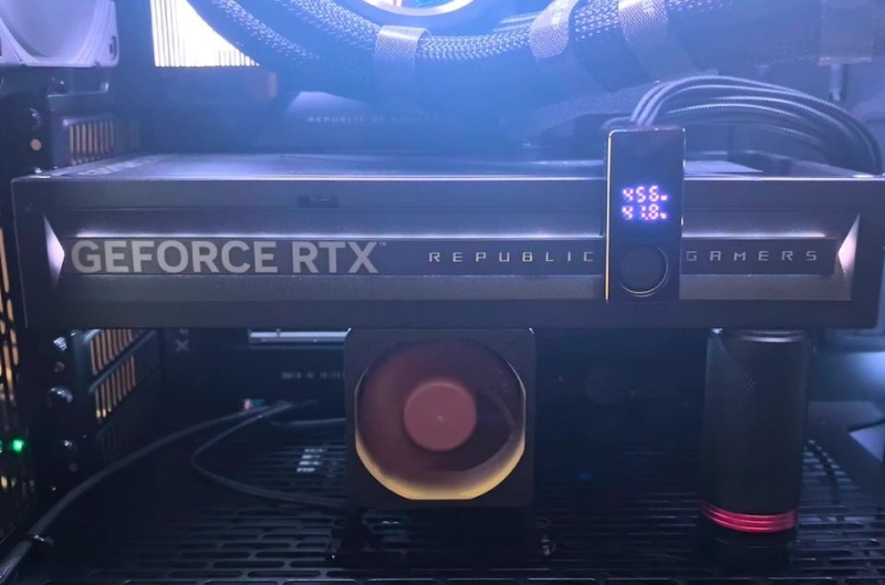 Китайцы выпустили адаптер 12V-2×6 со встроенным вентилятором, чтобы уберечь видеокарты от оплавления