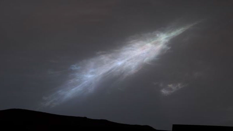 Марсоход NASA Curiosity показал разноцветные облака в небе Красной планеты