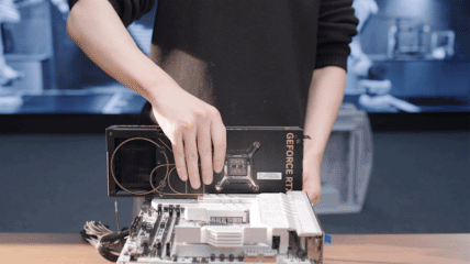 В Asus пообещали исправить механизм, который зажевывал видеокарты в слотах PCIe, и выплатить компенсации