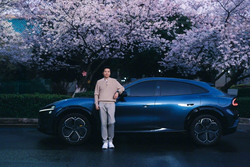 Глава Xiaomi вживую показал второй электромобиль компании &mdash; кроссовер Xiaomi YU7