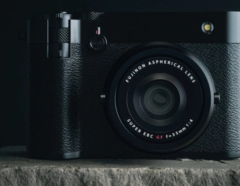 Не «Лейкой» единой: Fujifilm представила компактную среднеформатную камеру GFX100RF за $4900