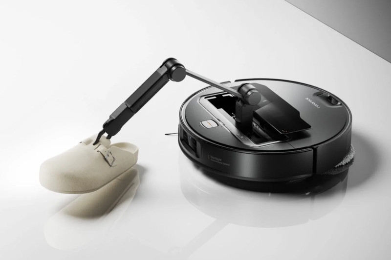 Рукастый робот-пылесос Roborock Saros Z70, обученный убирать разбросанные носки, поступит в продажу за $1899