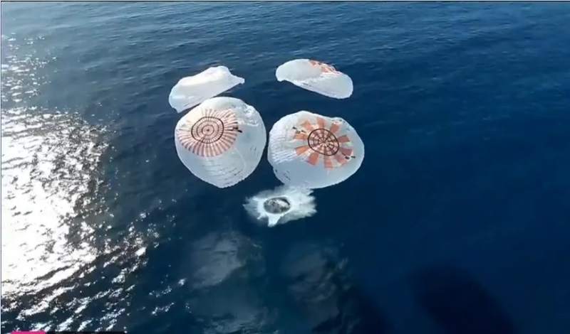 Первый в истории полёт астронавтов над полюсами Земли завершился — Crew Dragon приводнился в Тихом океане