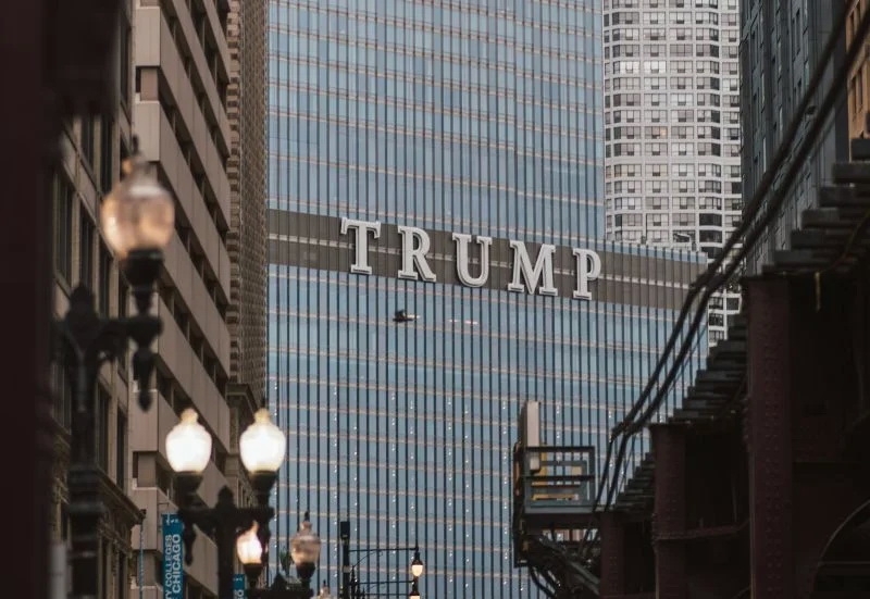 Трамп взвинтил пошлину на товары из Китая до 125 % и поставил тарифы на паузу для других стран