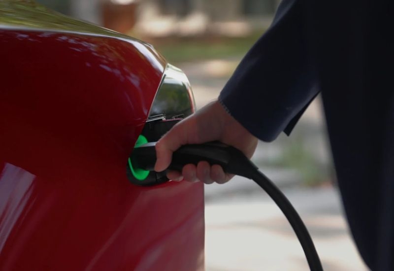 В Калифорнии зарядных станций для электромобилей теперь на 48 % больше, чем бензоколонок