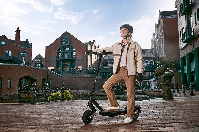 В России стартовали продажи электросамокатов Navee GT3 и ST3, способных подниматься в гору с уклоном 28 %