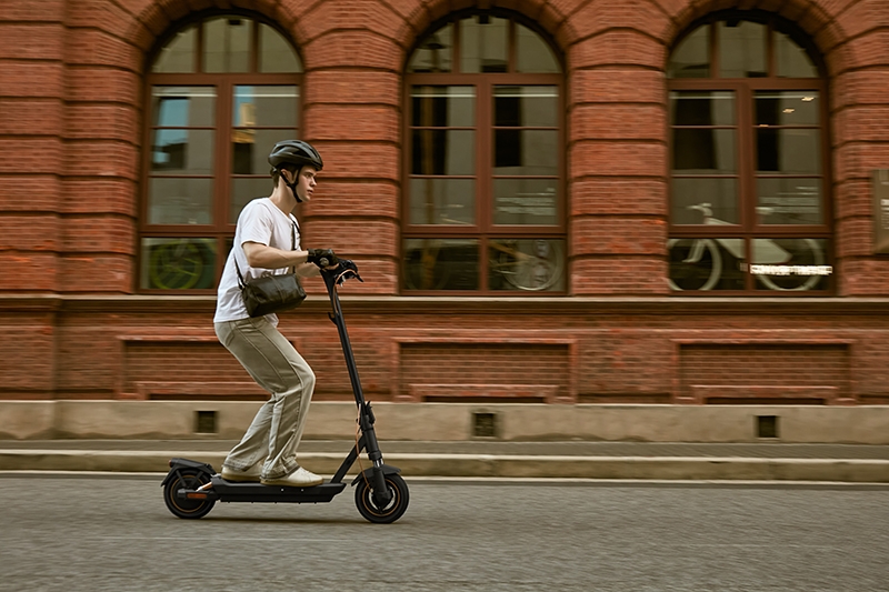 В России стартовали продажи электросамокатов Navee GT3 и ST3, способных подниматься в гору с уклоном 28 %