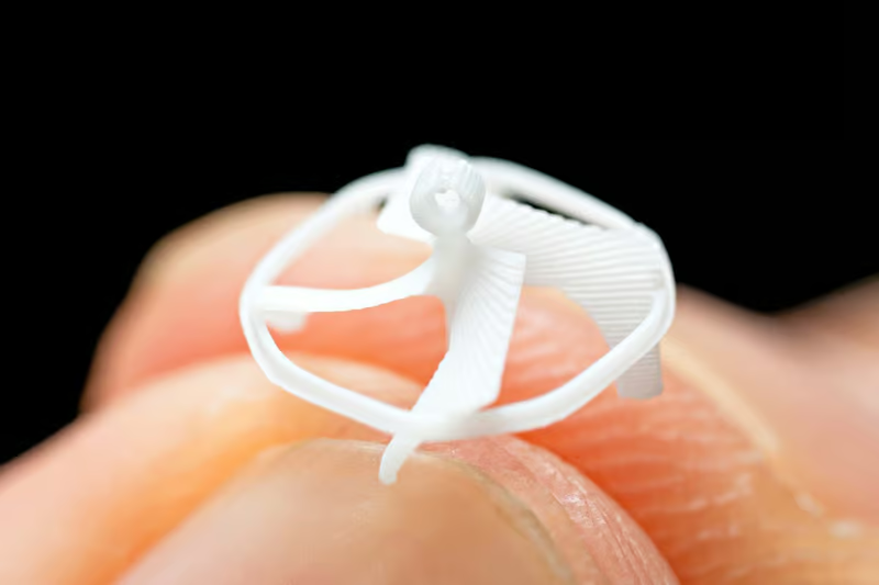 В США создали самого маленького в мире свободно летающего робота — в нём нет электроники