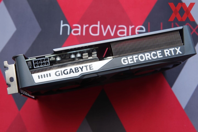 Внутри одной из версий GeForce RTX 5060 Ti обнаружилась абсурдно маленькая печатная плата