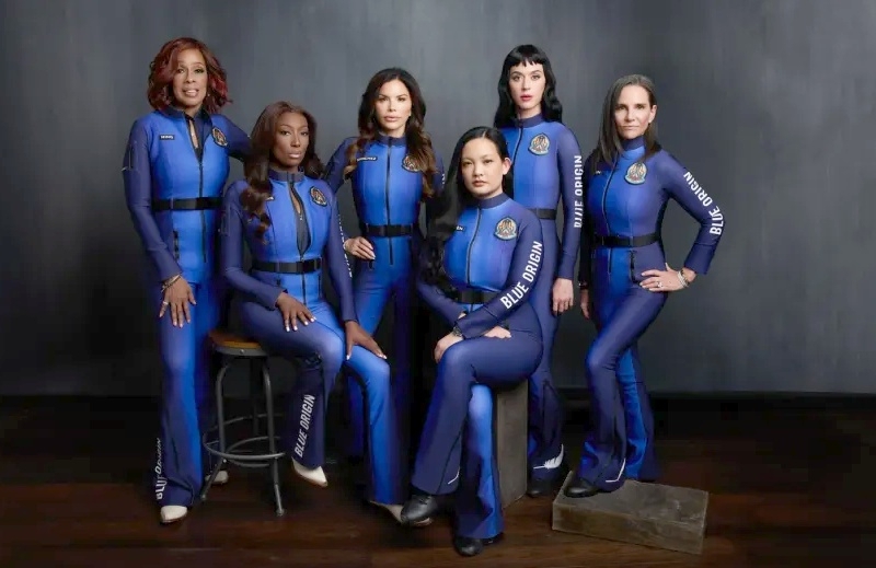 Женский экипаж во главе с Кэти Перри слетал на границу космоса на ракете Blue Origin