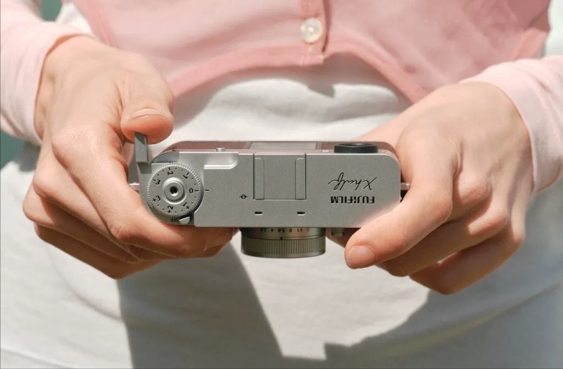 Fujifilm представила полукадровую цифровую камеру X Half с симуляцией плёнки и повёрнутым сенсором за $850