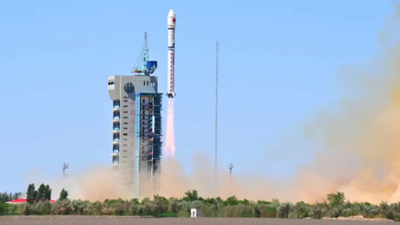 Китай начал стоить дата-центр с ИИ на орбите — запущены первые 12 из 2800 спутников