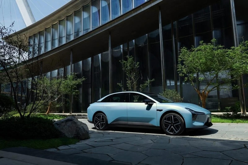 Китайская XPeng выпустила электромобиль MONA M03 Max за $20 000 с бесплатными автопилотом