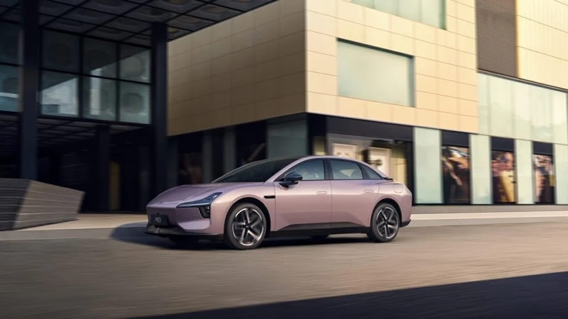 Китайская XPeng выпустила электромобиль MONA M03 Max за $20 000 с бесплатными автопилотом