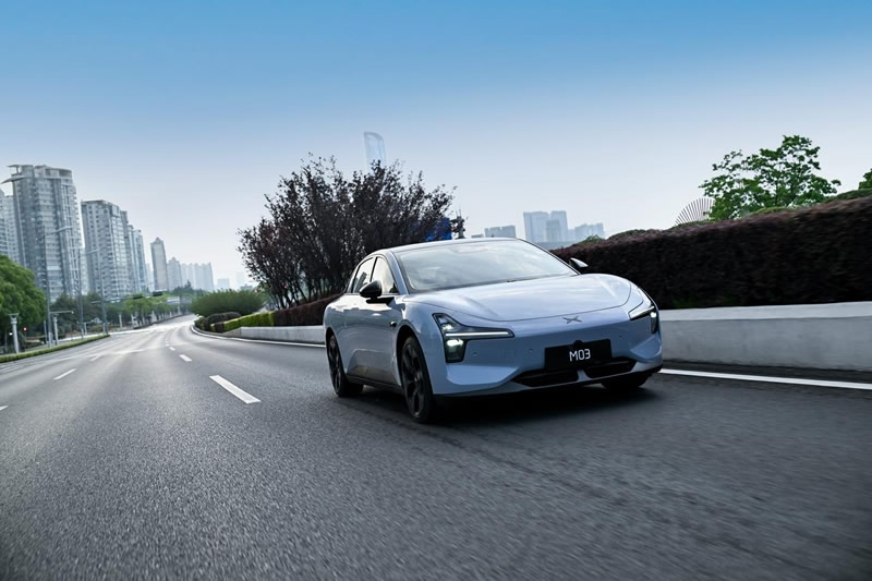 Китайская XPeng выпустила электромобиль MONA M03 Max за $20 000 с бесплатными автопилотом