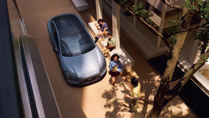 Китайская XPeng выпустила электромобиль MONA M03 Max за $20 000 с бесплатными автопилотом