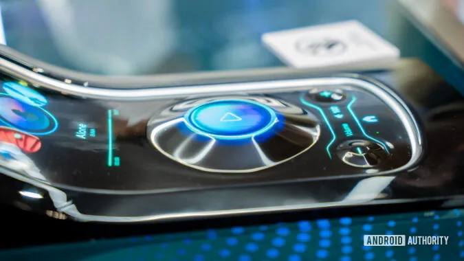 LG показала растягивающиеся, скручивающиеся и прозрачные дисплеи для автомобилей