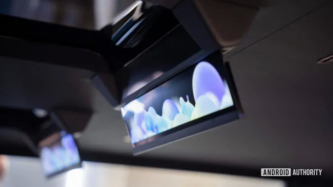 LG показала растягивающиеся, скручивающиеся и прозрачные дисплеи для автомобилей