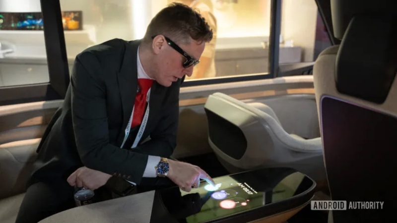 LG показала растягивающиеся, скручивающиеся и прозрачные дисплеи для автомобилей