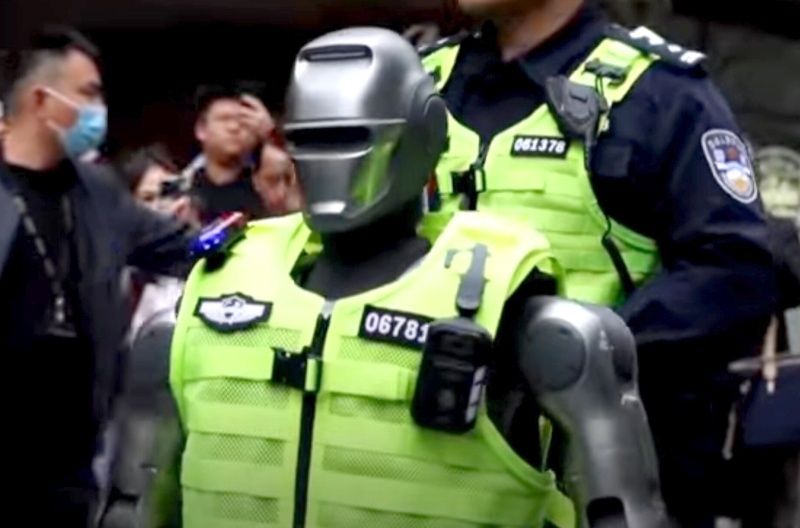 Полиция Китая приняла на службу настоящего Робокопа — правда, мелкого и безоружного