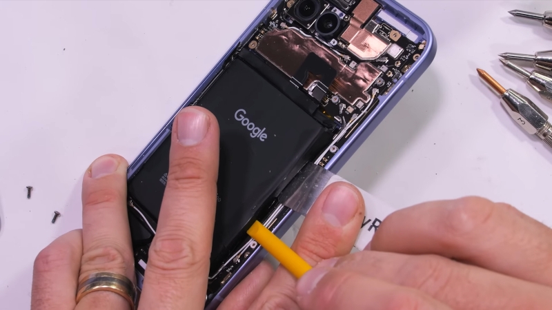 Разборка Google Pixel 9a показала конструкционные недостатки и почти полную неремонтопригодность