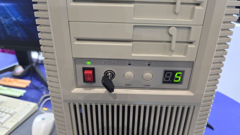 Ретро-дизайн и современное &laquo;железо&raquo;: SilverStone представила корпус FLP02 в стиле 80-х