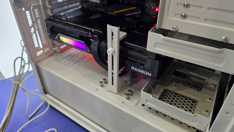 Ретро-дизайн и современное &laquo;железо&raquo;: SilverStone представила корпус FLP02 в стиле 80-х