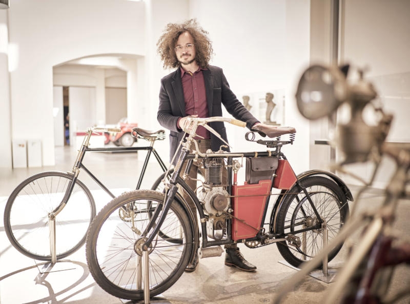 &Scaron;koda вернулась к истокам, представив концепт электрического мотоцикла Slavia B