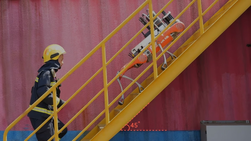 Unitree представила робопса-пожарного с брандспойтом на месте головы