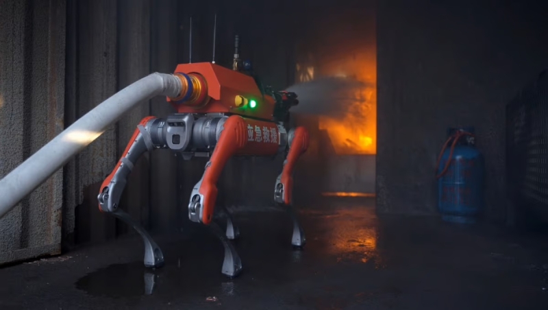 Unitree представила робопса-пожарного с брандспойтом на месте головы