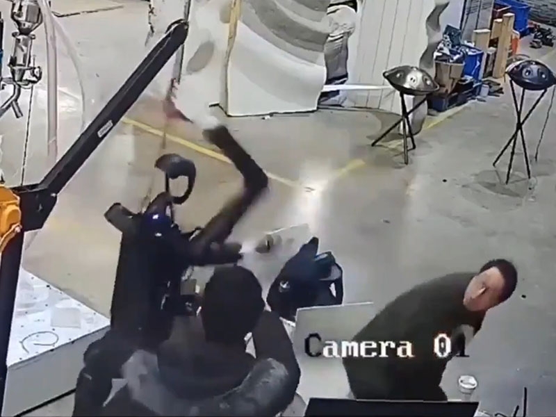 В завирусившемся видео человекоподобный робот Unitree H1 повёл себя неадекватно, неся угрозу окружающим