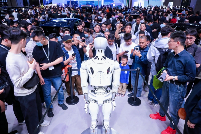 XPeng показала человекоподобного робота Iron, который собирает электромобили