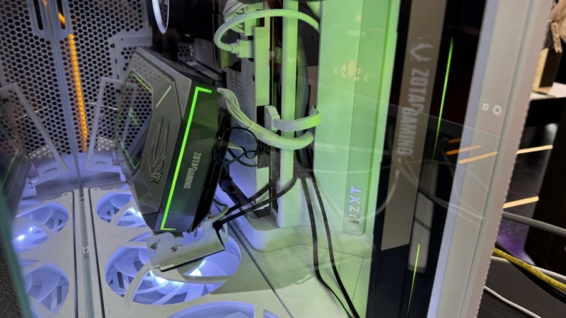 Zotac представила видеокарту GeForce RTX 5090 Arctic Storm с СЖО и огромным 360-мм радиатором