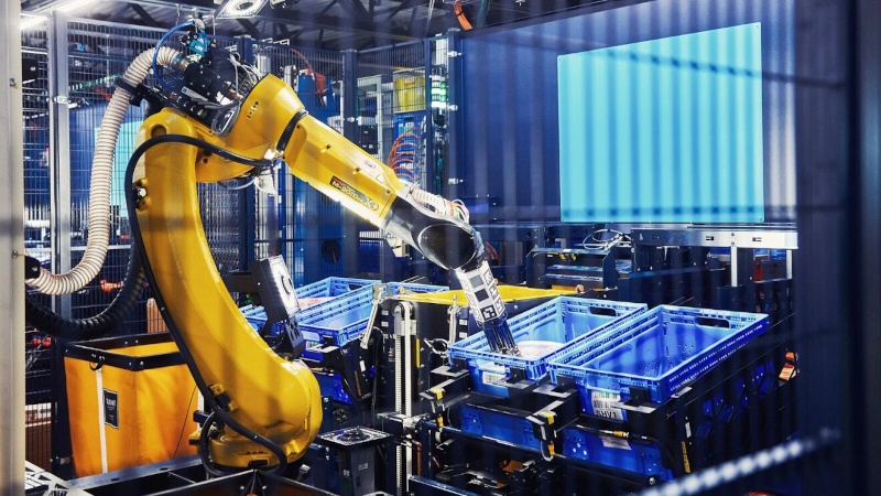 Amazon тайно разрабатывает роботов с ИИ, которые смогут выполнять задачи полностью самостоятельно